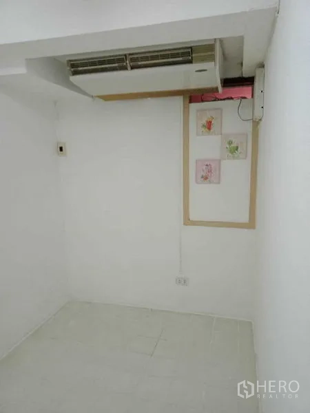 Townhouse for rent in Khlong Toei, Bangkok - White spare room with wall-mounted air conditioner in the Ekkamai home.
