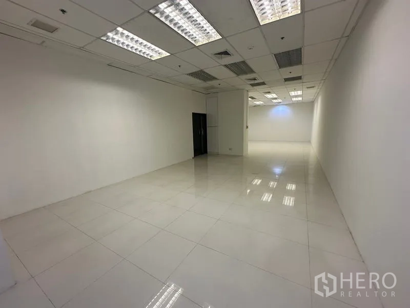 สำนักงาน ให้เช่าในRatchathewi, Bangkok - ห้องรูปสี่เหลี่ยมลึก ปูกระเบื้องสีขาว ไฟฟลูออเรสเซนต์บนฝ้าเพดาน
