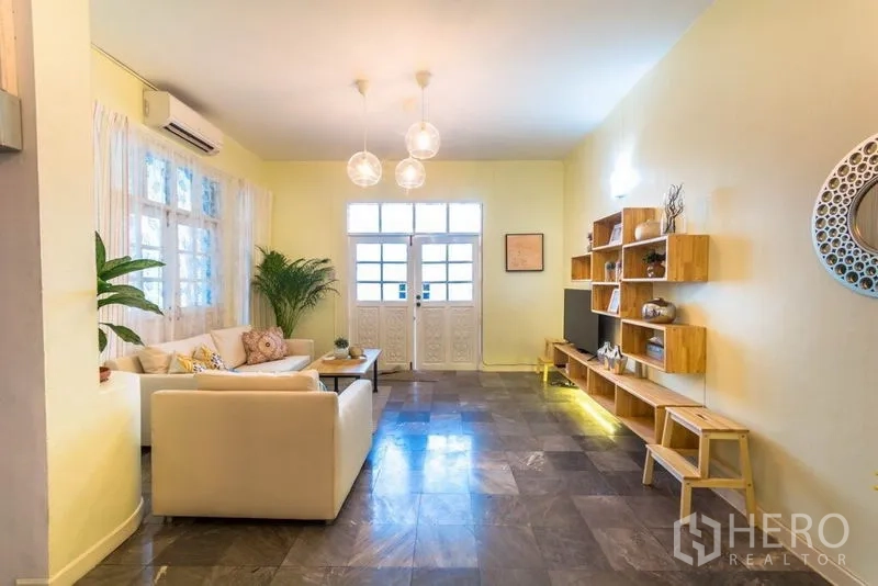 Home Office for rent in Suan Luang, Bangkok - Living room facing double front doors with TV wall and shelving.