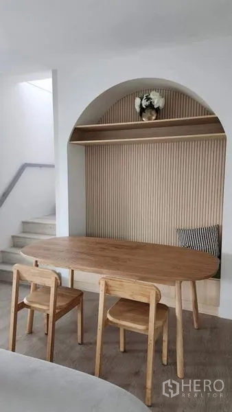Detached House for rent - Dining nook with wooden table beneath an arched built-in feature shelf.