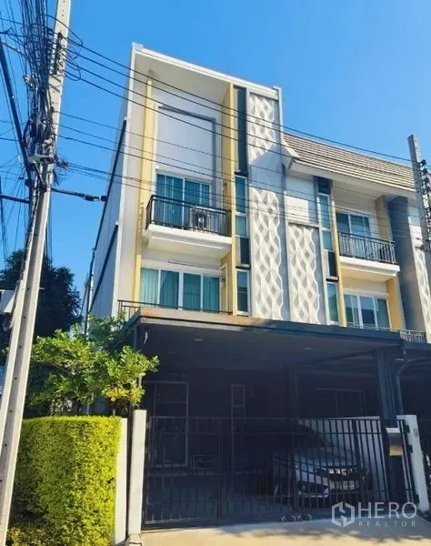 联排别墅 出售在Mueang Nonthaburi, Nonthaburi - 三层联排别墅外观，带可上锁车棚与阳台