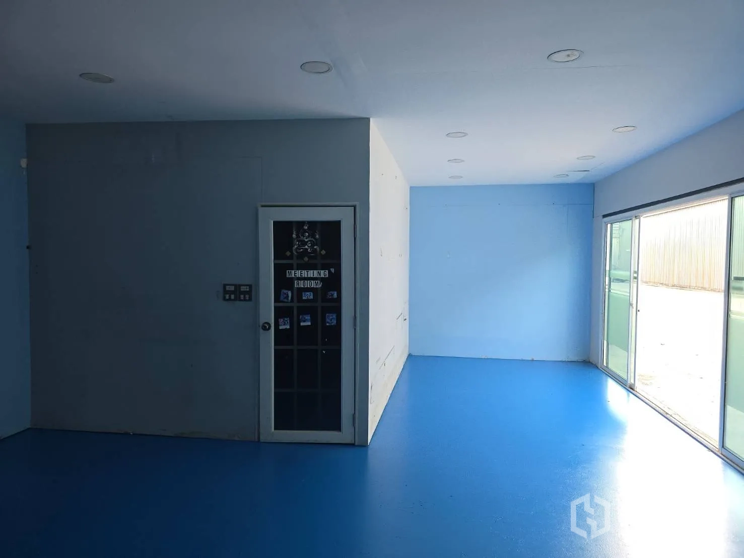 Warehouse for rent in Bang Phli, Samut Prakan - Office corridor leading to sliding doors and a separate meeting room.