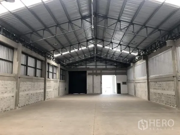 工厂 出租在Khlong Luang, Pathum Thani - 室内朝装卸口与办公室入口的大空间视角