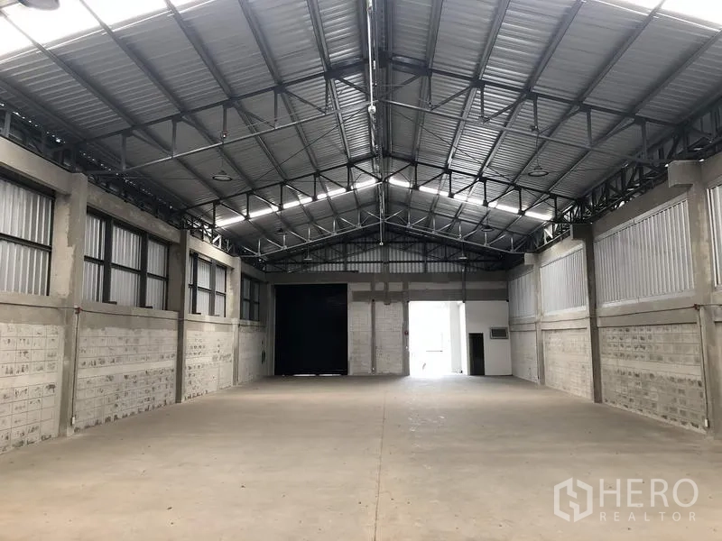 工厂 出租在Khlong Luang, Pathum Thani - 室内朝装卸口与办公室入口的大空间视角