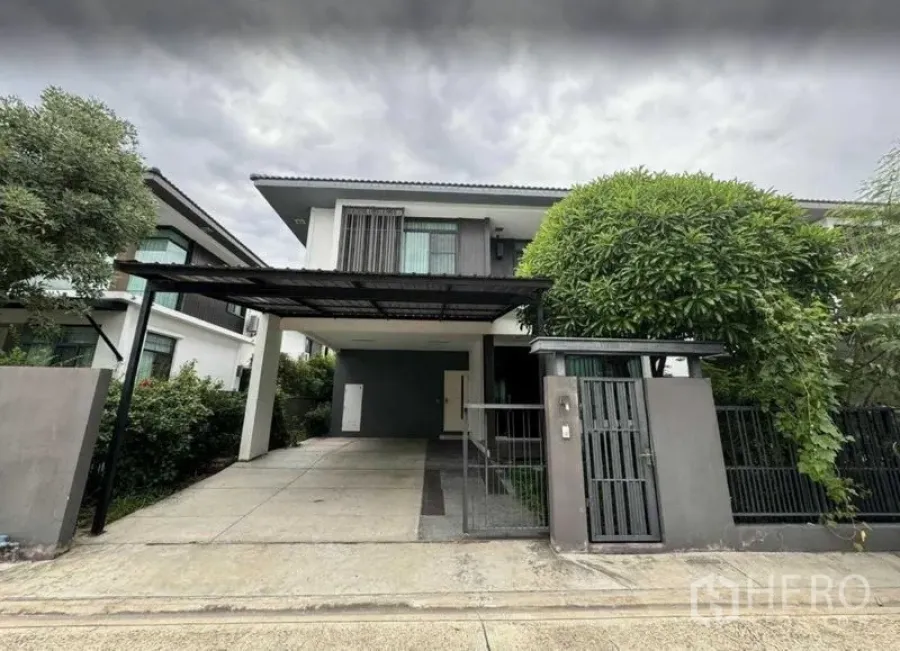 Detached House for rent in Samut Prakan - Modern two-storey detached house with gated entrance and covered carport.