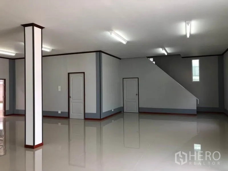 Factory for rent in Mueang Samut Sakhon, Samut Sakhon - Ground-floor office space featuring a staircase and multiple access doors.