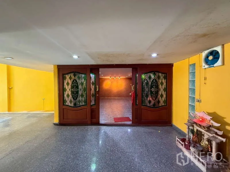 带办公室的家 出租在Khlong Toei, Bangkok - 入口大堂，花岗岩地面与带花纹玻璃的木质推拉门。