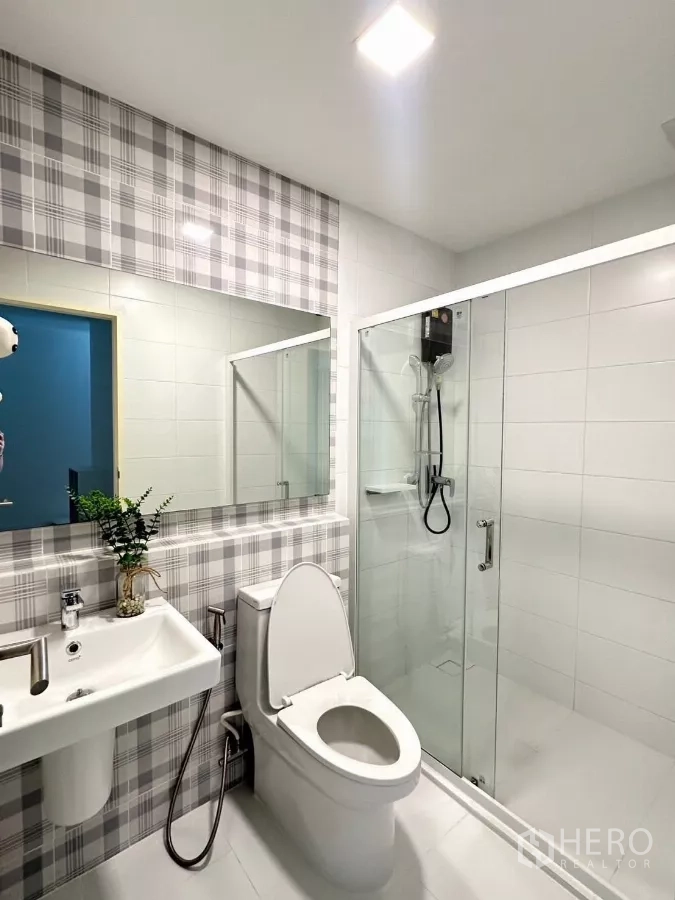 Townhouse for rent in Prawet, Bangkok - Second bathroom featuring plaid accent tiles and glass shower enclosure.