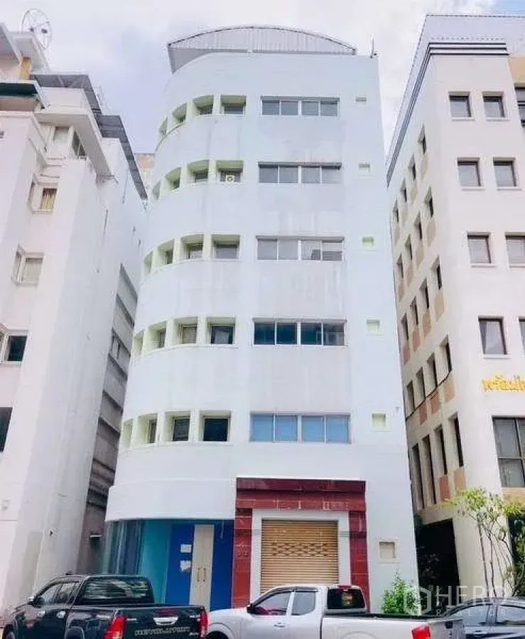 带办公室的家 出售在Huai Khwang, Bangkok - 建筑弧形立面与卷闸入口的街景