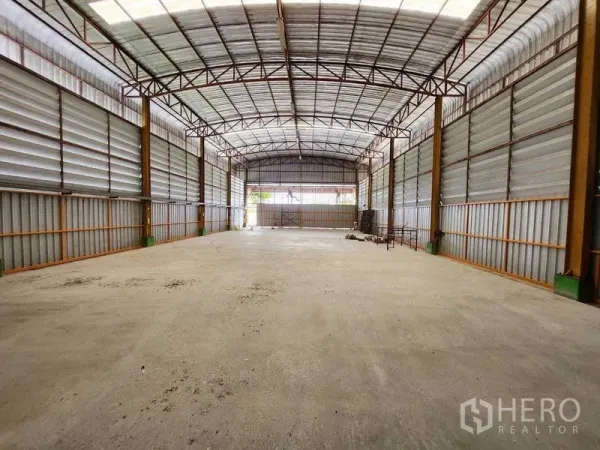 Warehouse for rent in Lat Krabang, Bangkok - Spacious high-clearance warehouse interior with steel trusses and concrete floor.