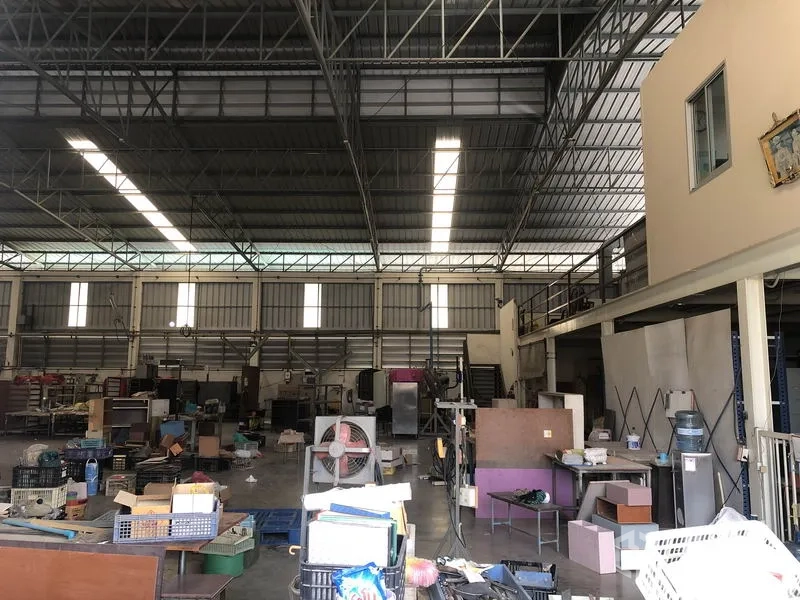 工厂 出售在Khlong Luang, Pathum Thani - 厂房内部挑高空间，钢桁架与采光带，设夹层办公室。