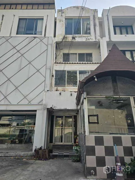 Shophouse for rent in Watthana, Bangkok - Multi-storey shophouse exterior with glass entrance near Phrom Phong BTS.