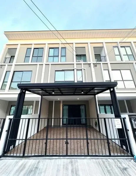 联排别墅 出租 - Patio Srinakarin–Rama 9 三层联排别墅外观，带遮雨车位与前院铁门。
