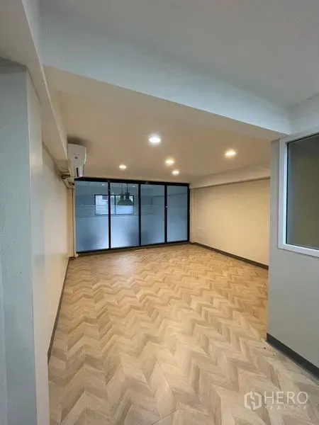 Home Office for rent in Chatuchak, Bangkok - Bright office room with herringbone vinyl floor and full glass partition.