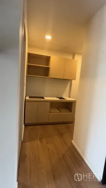 Retail Space for rent in Bang Na, Bangkok - Restroom with modern fixtures, white stone-effect tiles and natural light window.