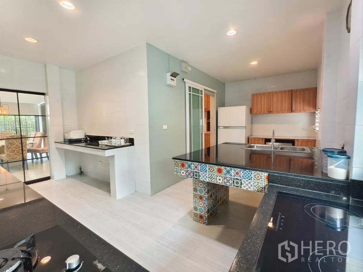Detached House for rent in Bang Kapi, Bangkok - Kitchen perspective showing cooktop, sinks and ample prep space.