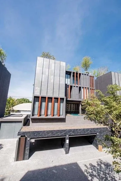 Detached House for sale in Prawet, Bangkok - Contemporary house facade with landscaped rooftop and covered carport.