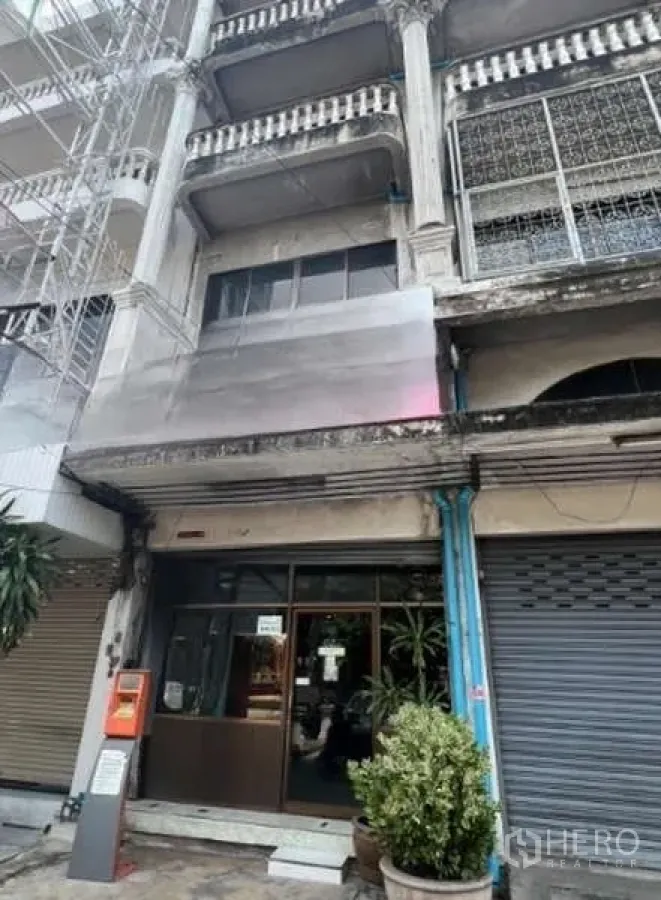 อาคารพาณิชย์ ให้เช่าในKhlong Toei, Bangkok - ด้านหน้าอาคารพาณิชย์หลายชั้นสไตล์เดิม พร้อมประตูกระจกบานเลื่อนและระเบียง