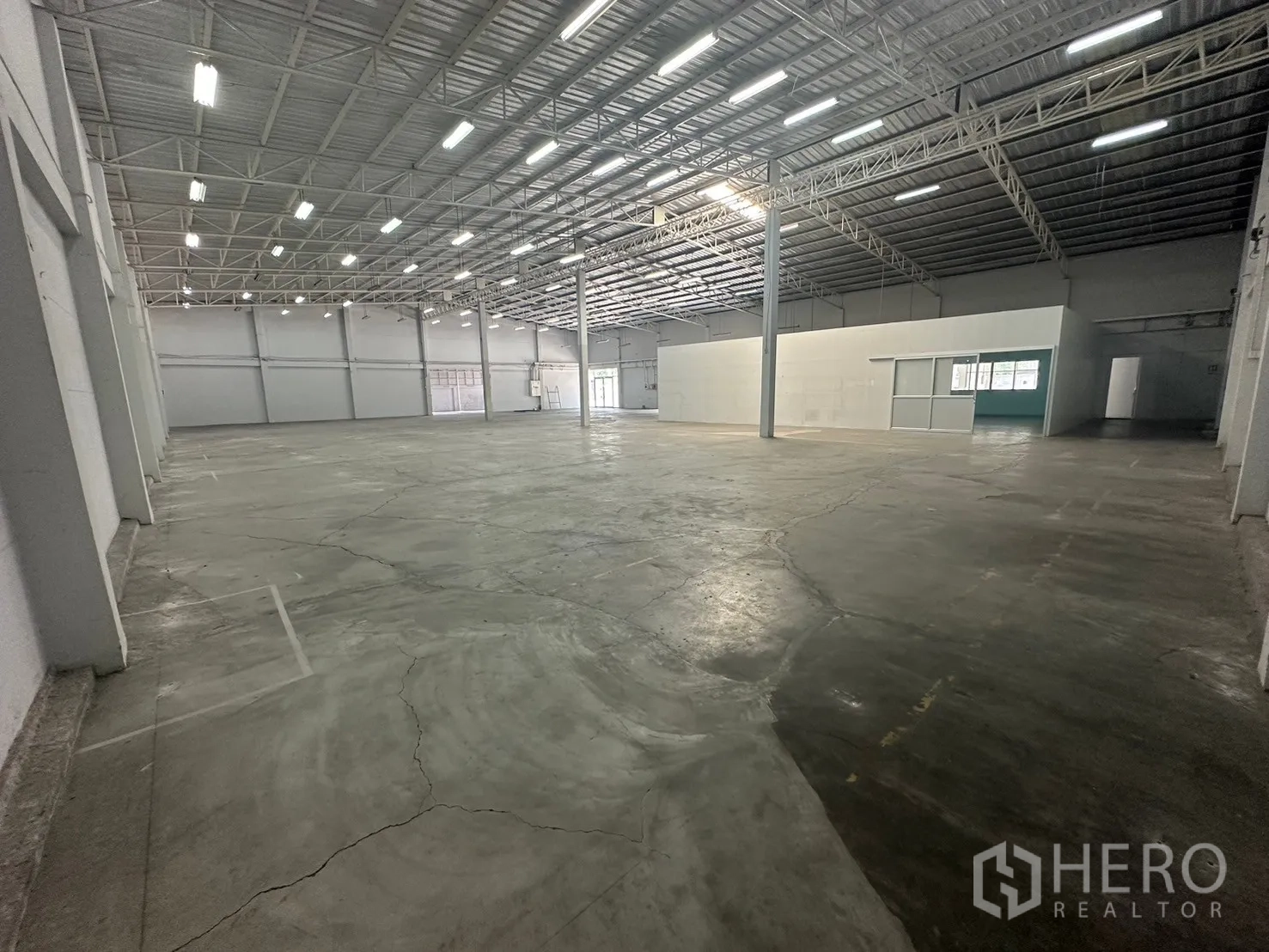 Warehouse for rent in Din Daeng, Bangkok - Large storage floor with an internal white office block and multiple loading areas.