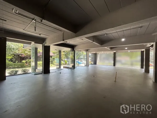 Retail Space for rent in Suan Luang, Bangkok - Large showroom interior with wraparound glazing bringing natural light and garden views.
