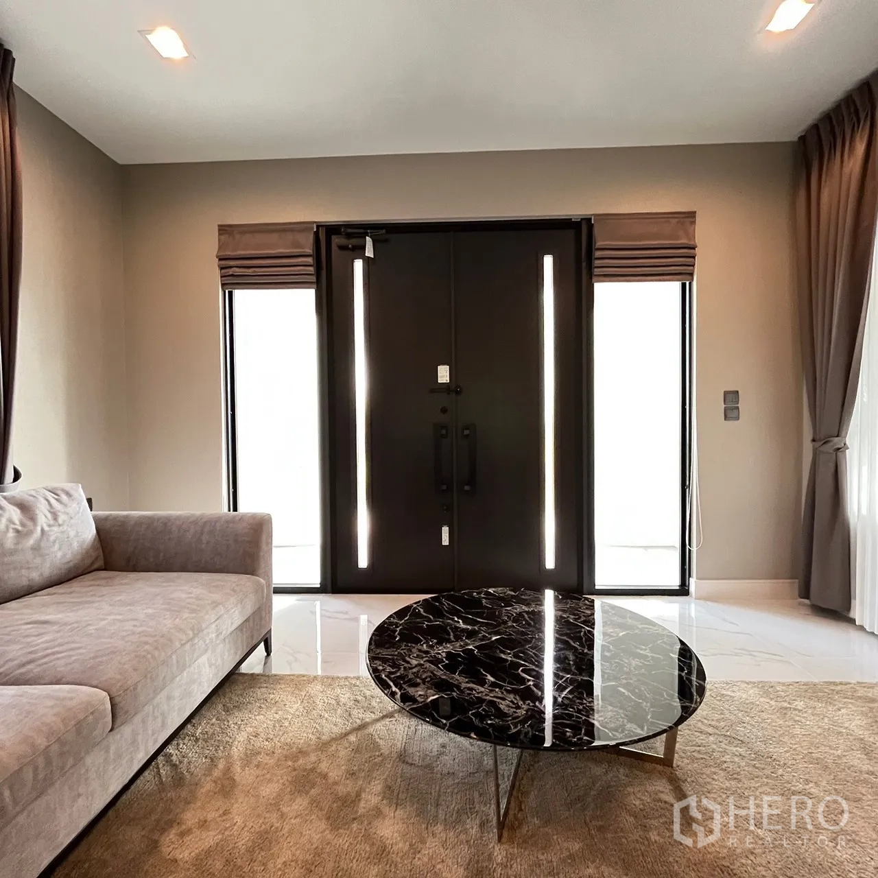 Detached House for rent or sale in Bang Khen, Bangkok - Grand double front doors beside the living area and round marble table.