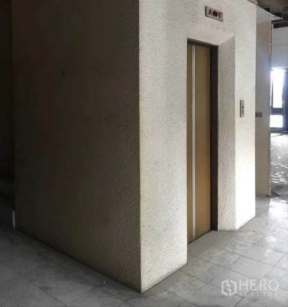 Shophouse for rent in Bang Rak, Bangkok - Passenger elevator inside the shophouse providing access to upper floors.