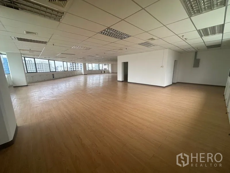 Office Space for rent in Bang Rak, Bangkok - Large flexible workspace with grid ceiling, air-conditioning vents and panoramic windows.