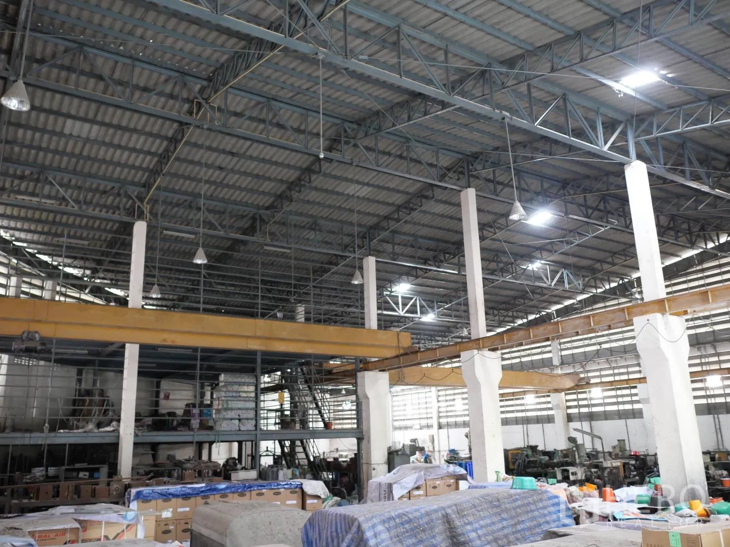 Factory for rent or sale in Bang Khun Thian, Bangkok - Wide production area with mezzanine structure and multiple crane beams.