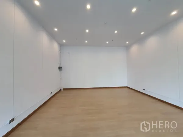 Retail Space for rent in Watthana, Bangkok - Open-plan shop space with smooth white walls, light wood floor and ceiling downlights.