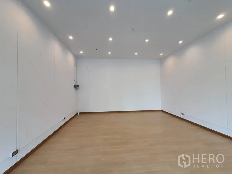 Retail Space for rent in Watthana, Bangkok - Open-plan shop space with smooth white walls, light wood floor and ceiling downlights.