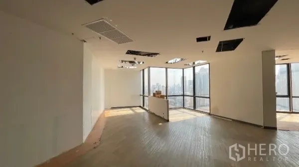 办公空间 出租或出售 - 转角办公区，落地窗采光充足，吊顶部分待完善。