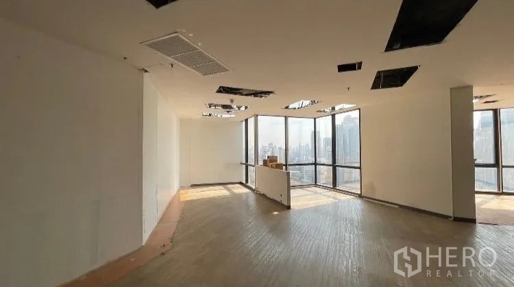 办公空间 出租或出售 - 转角办公区，落地窗采光充足，吊顶部分待完善。