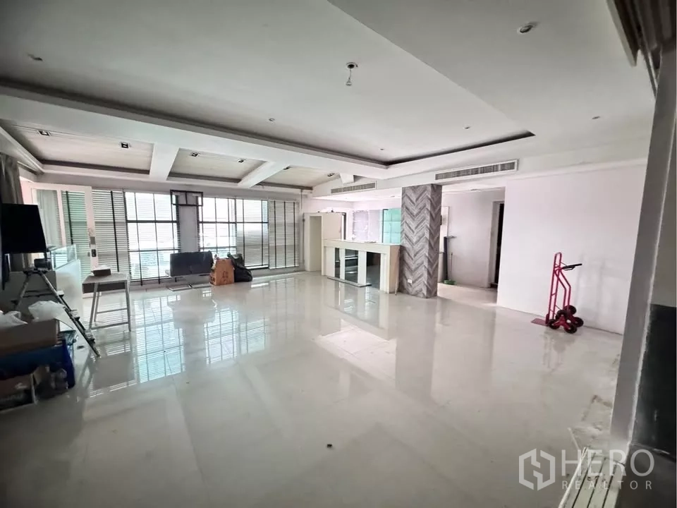 Retail Space for rent in Watthana, Bangkok - Open-plan retail interior with glossy tiled floors, beam ceiling and wide windows allowing natural light.