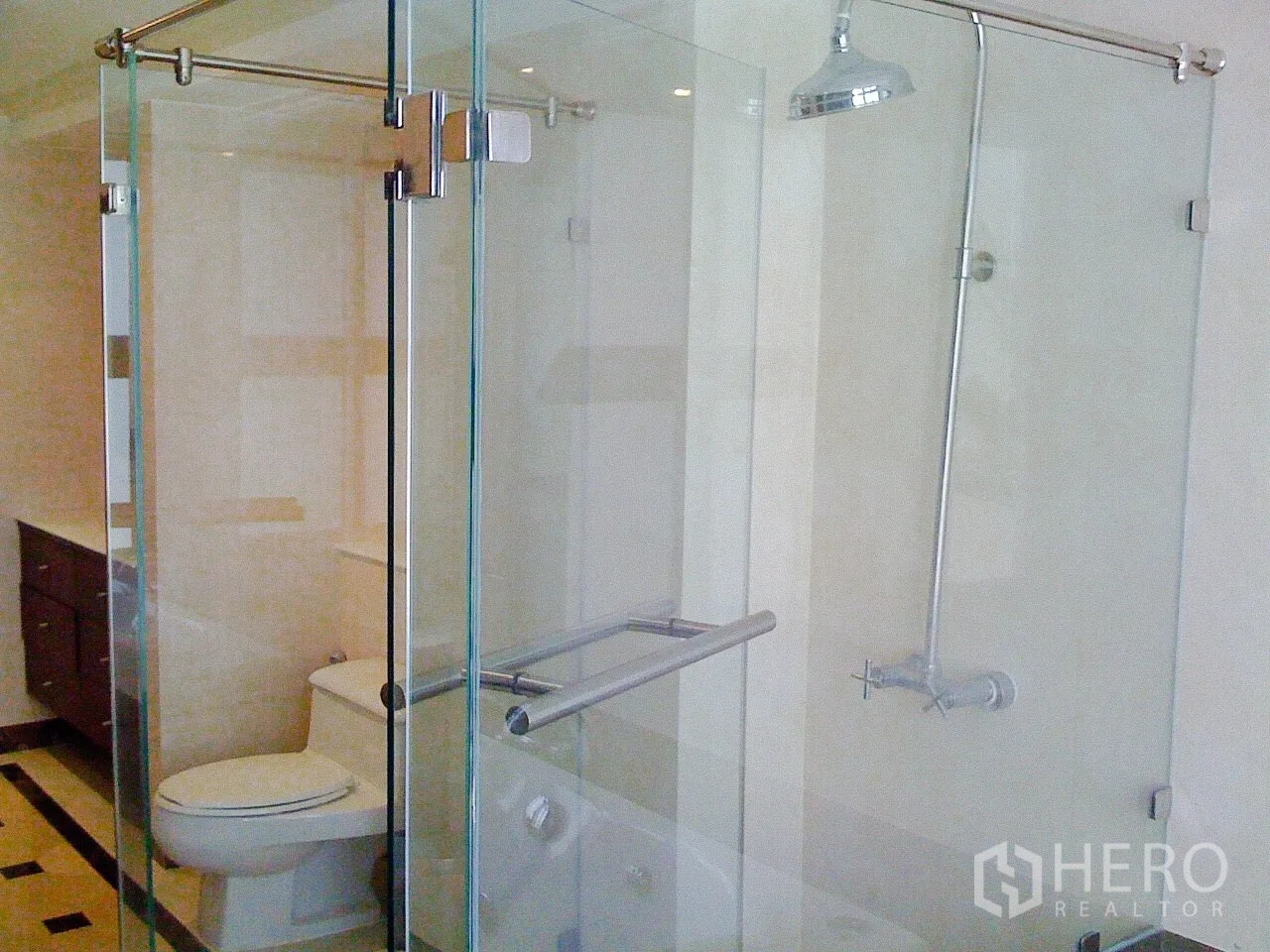 Townhouse for rent in Khlong Toei, Bangkok - Contemporary bathroom with glass-enclosed shower, rainfall showerhead and toilet.