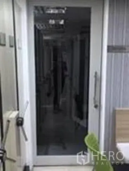办公空间 出租在Khlong Toei, Bangkok - 玻璃入户门通向内部办公走廊。