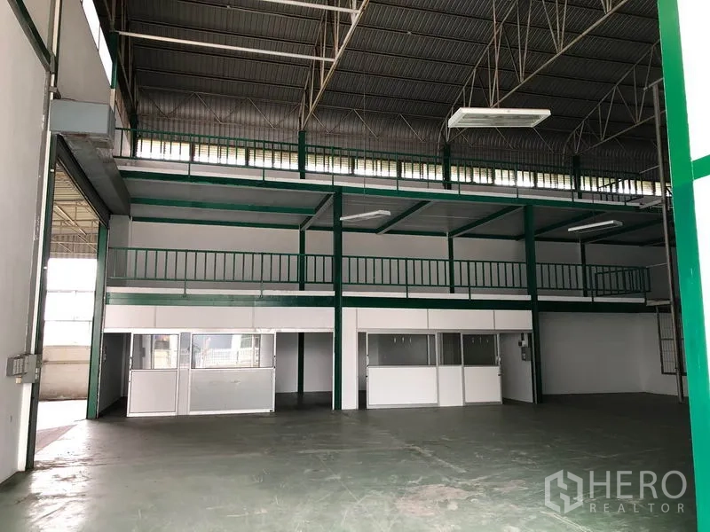 Factory for rent in Lam Luk Ka, Pathum Thani - Open production space with double mezzanine and partitioned ground‑floor offices.