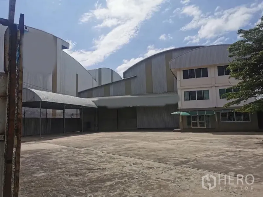 工厂 出租在Mueang Chachoengsao, Chachoengsao - 高挑厂房与附属办公楼前的宽阔混凝土堆场