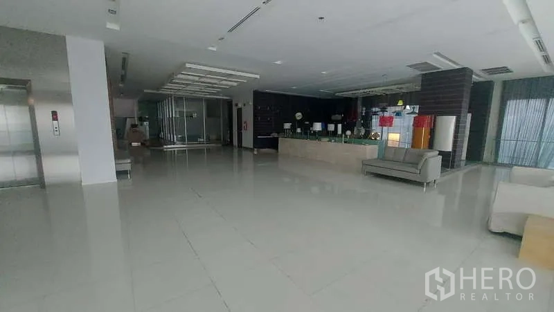 Retail Space for rent in Watthana, Bangkok - Atrium with floor-to-ceiling windows overlooking the main road and interior stairs