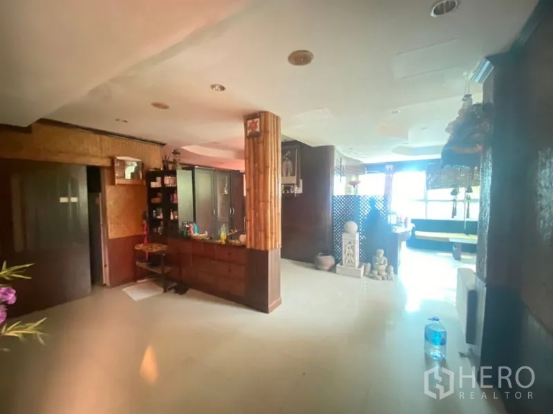 办公空间 出租在Khlong Toei, Bangkok - 开放办公区，内置柜体、竹柱及通往休息区的隔断。