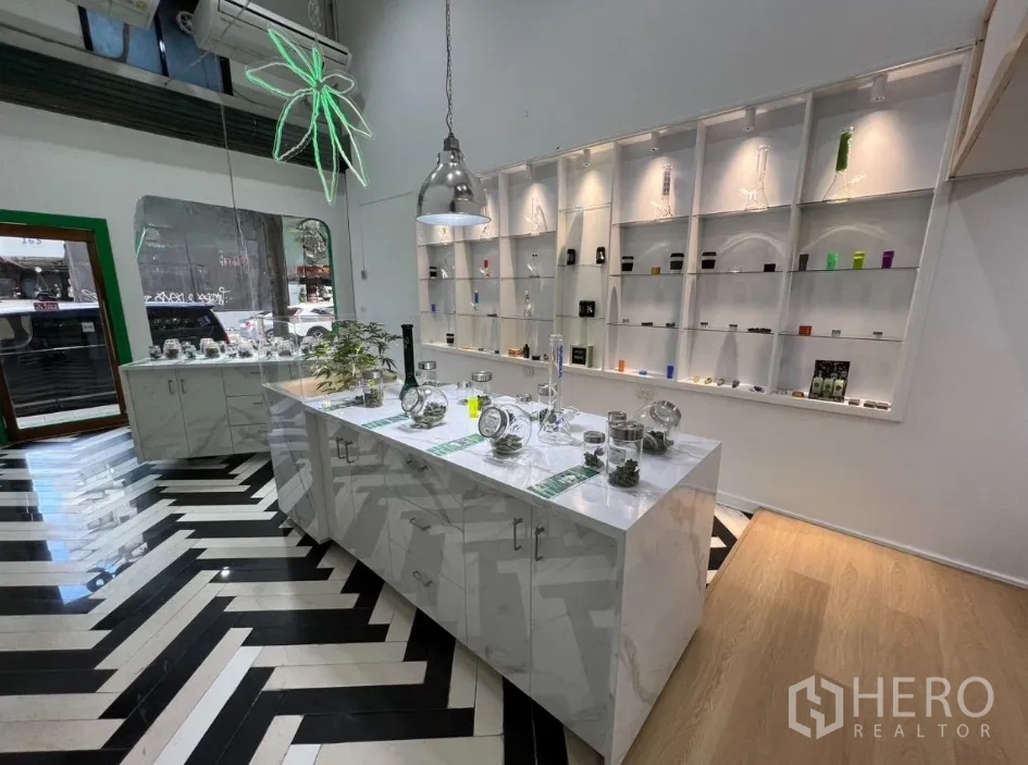 店屋 出租在Khlong Toei, Bangkok - 明亮展示厅，整墙展示架与人字形地坪