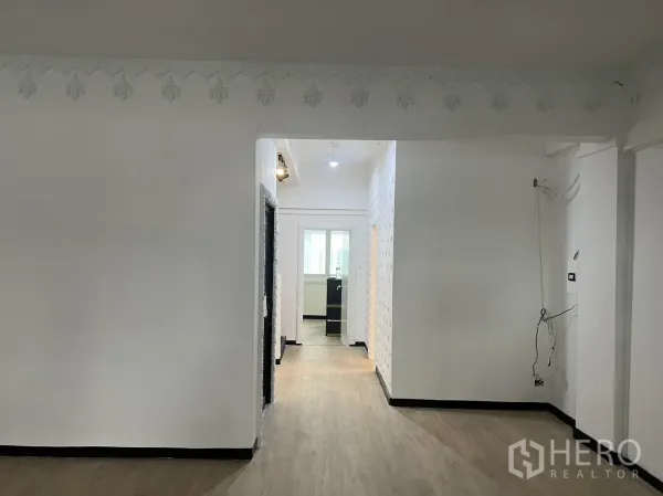 Retail Space for rent in Khlong Toei, Bangkok - Open-plan sales area with a wide doorway and recessed lighting.