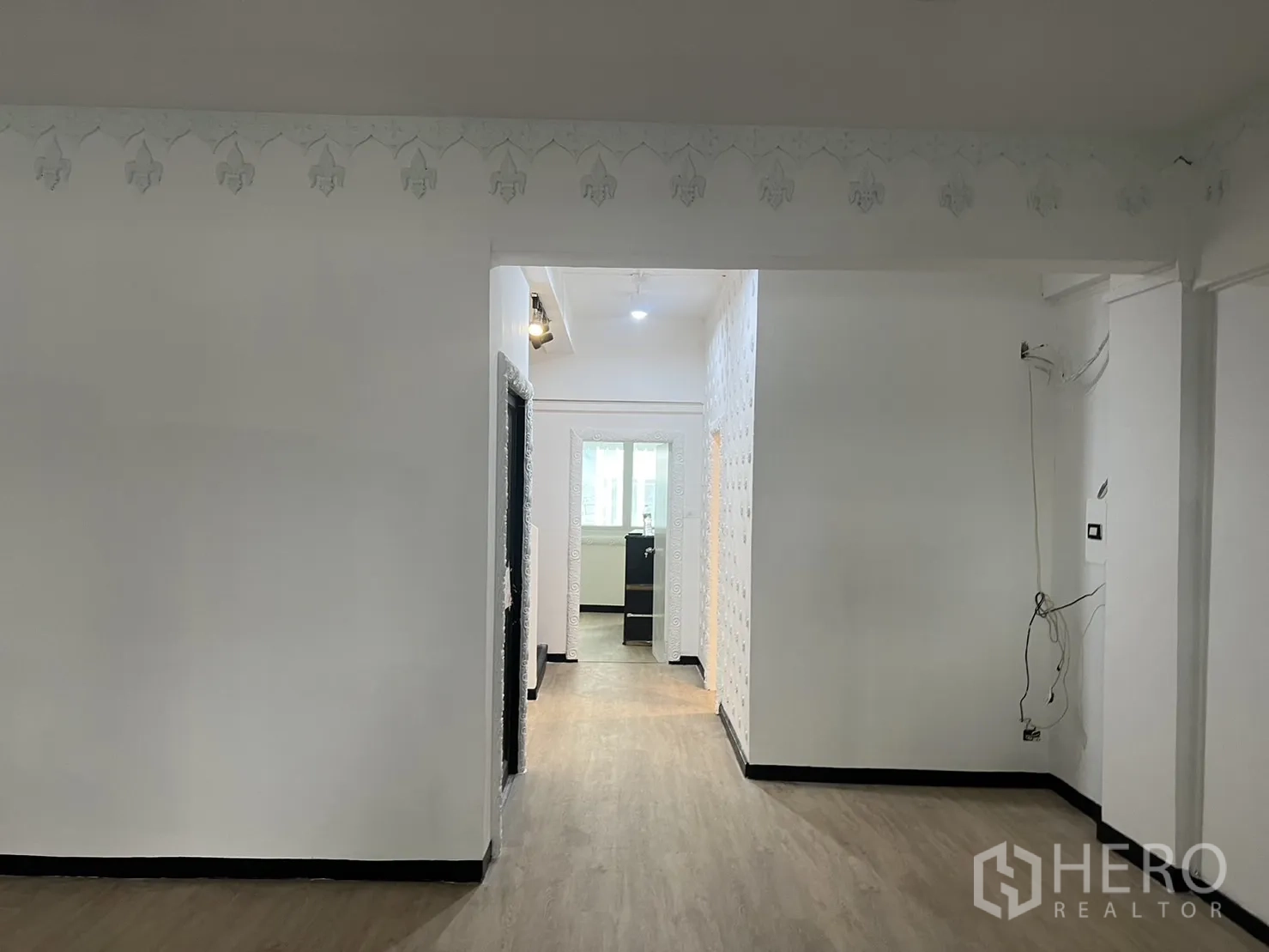 Retail Space for rent in Khlong Toei, Bangkok - Open-plan sales area with a wide doorway and recessed lighting.