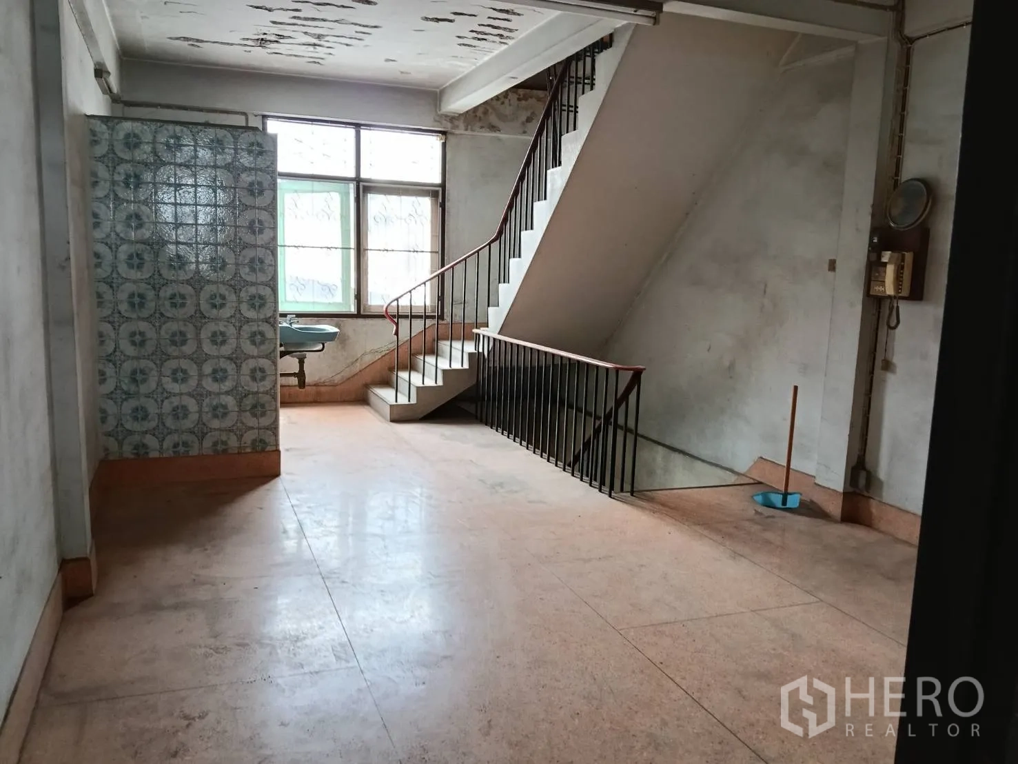 店屋 for rent in Khlong Toei, Bangkok - 开放式楼层，室内楼梯、窗户与复古花砖隔墙。