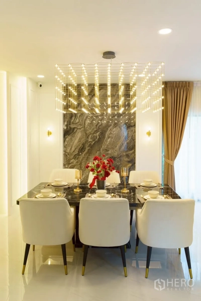Detached House for sale in Bang Phli, Samut Prakan - Elegant dining room with marble feature wall and statement chandelier
