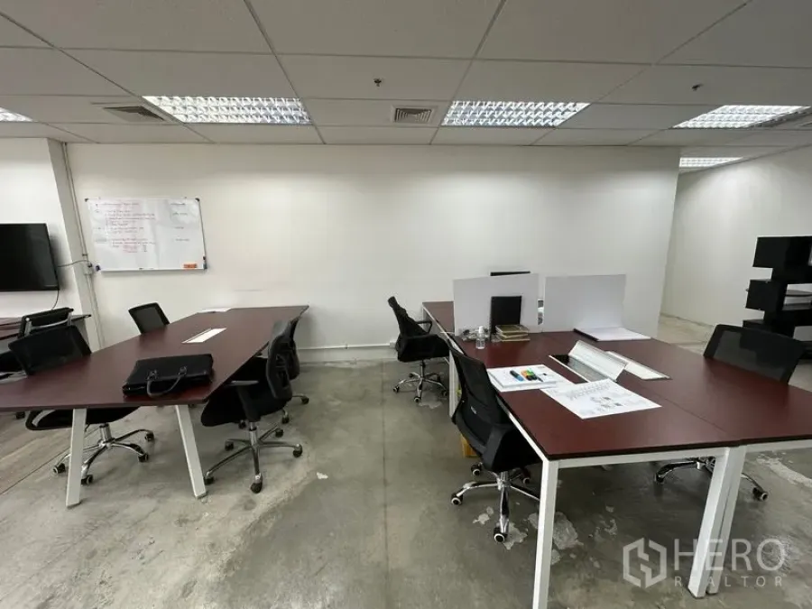 办公空间 出租在Khlong Toei, Bangkok - 共享工作区，会议桌、旋转椅与墙面白板。