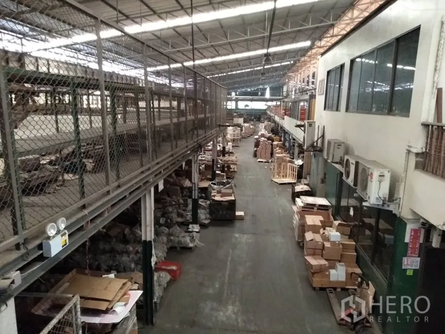 工厂 出租在Lam Luk Ka, Pathum Thani - 夹层走道紧邻封闭式办公室，可俯瞰生产区。