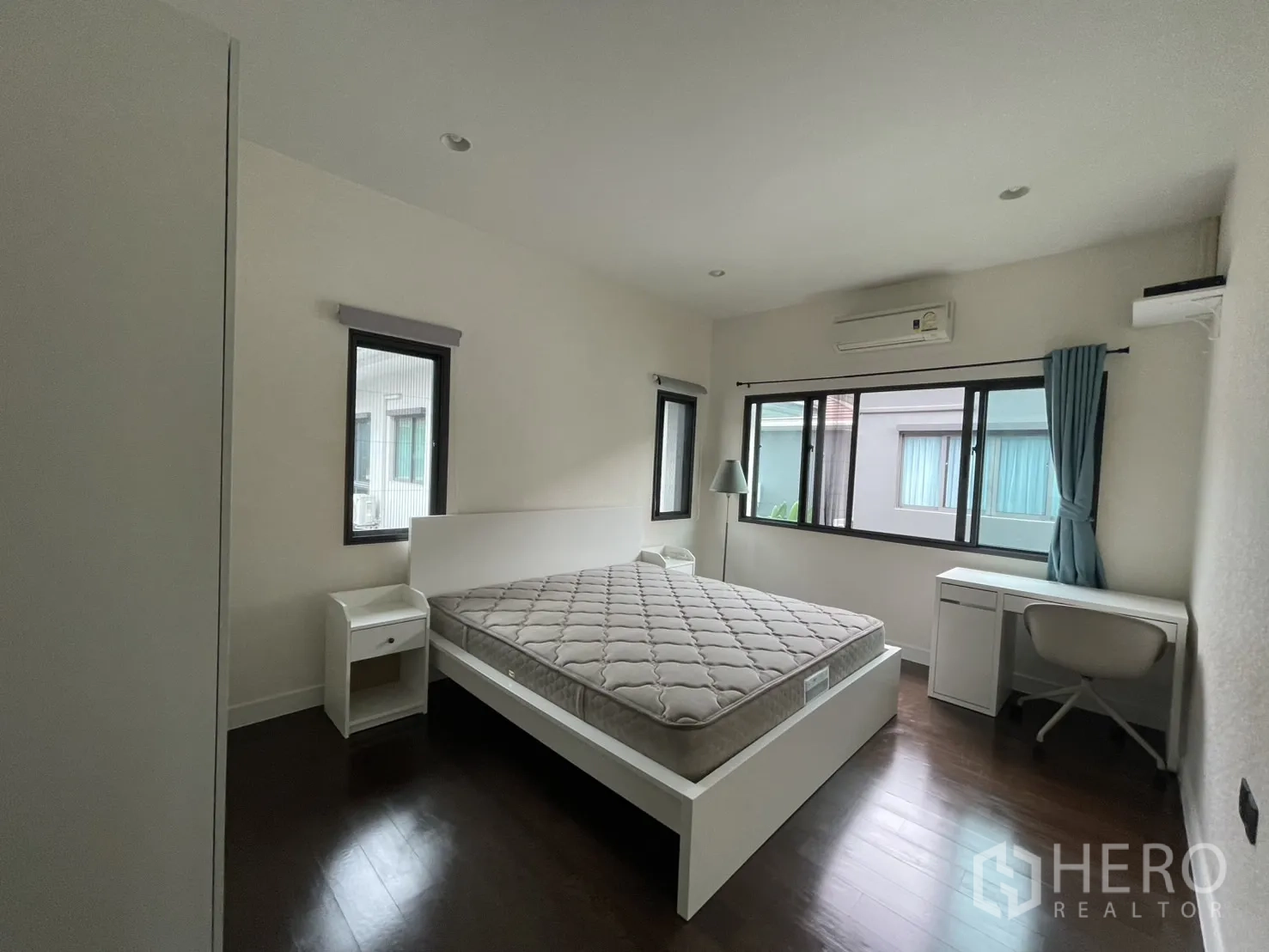 Detached House for rent in Bang Kapi, Bangkok - Corner bedroom with desk and large windows and AC.