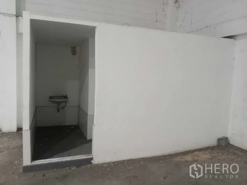 Factory for rent in Samut Prakan - Simple internal restroom with sink inside the factory.