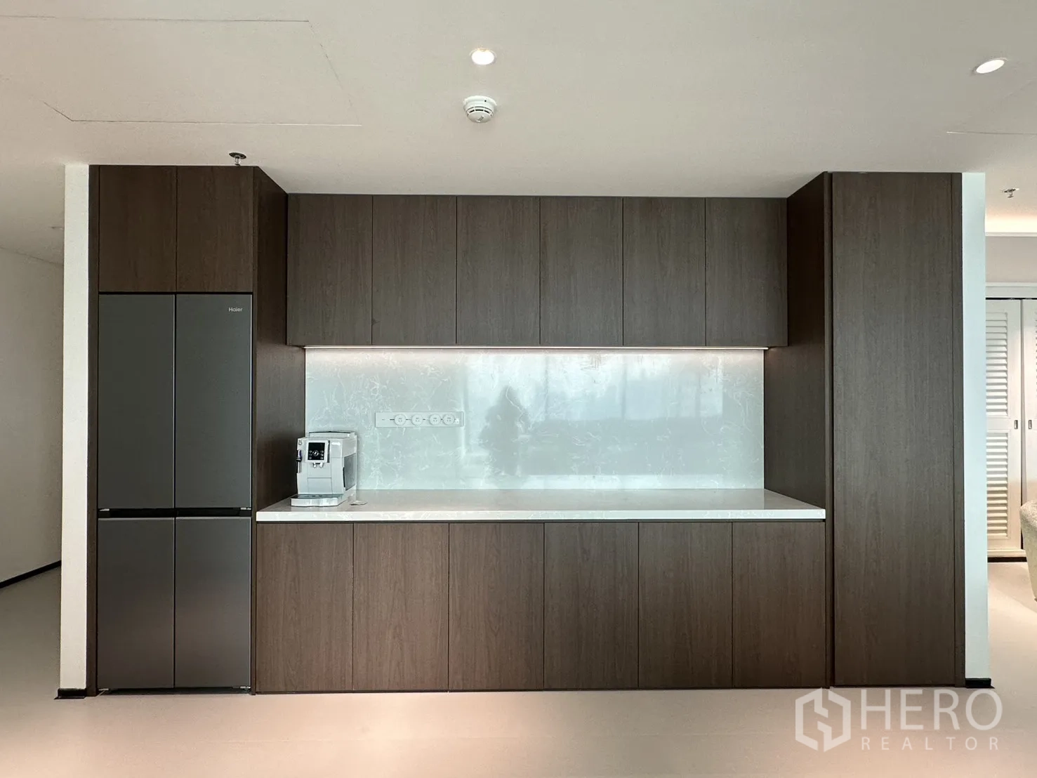 Office Space for rent in Din Daeng, Bangkok - Pantry with dark wood cabinets, marble backsplash, a refrigerator, and a coffee machine.