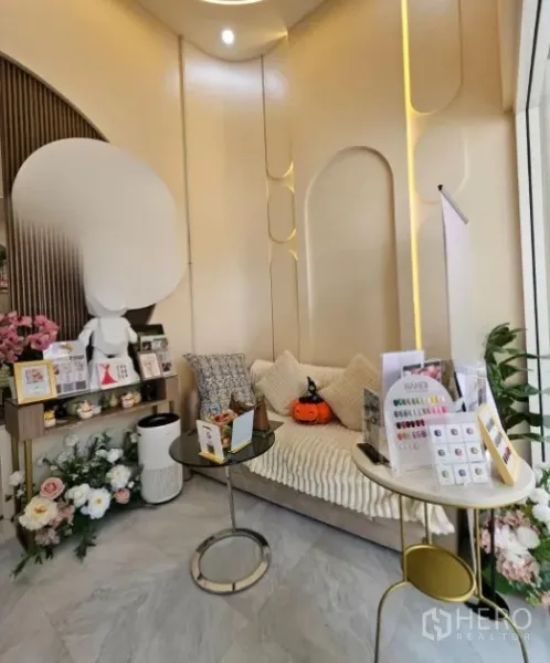 Retail Space for rent in Watthana, Bangkok - Cozy waiting corner with built-in bench, display shelves and soft ambient lighting.